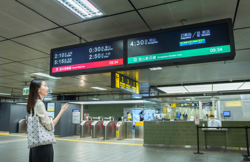 達(dá)擎TARTAN顯示器的特殊長條型比例非常適合空間與高度有限的大眾運(yùn)輸場域應(yīng)用，具備工業(yè)等級高品質(zhì)、高亮度、高解析與高色彩飽和度等優(yōu)勢，打造都會智能車站新風(fēng)貌。