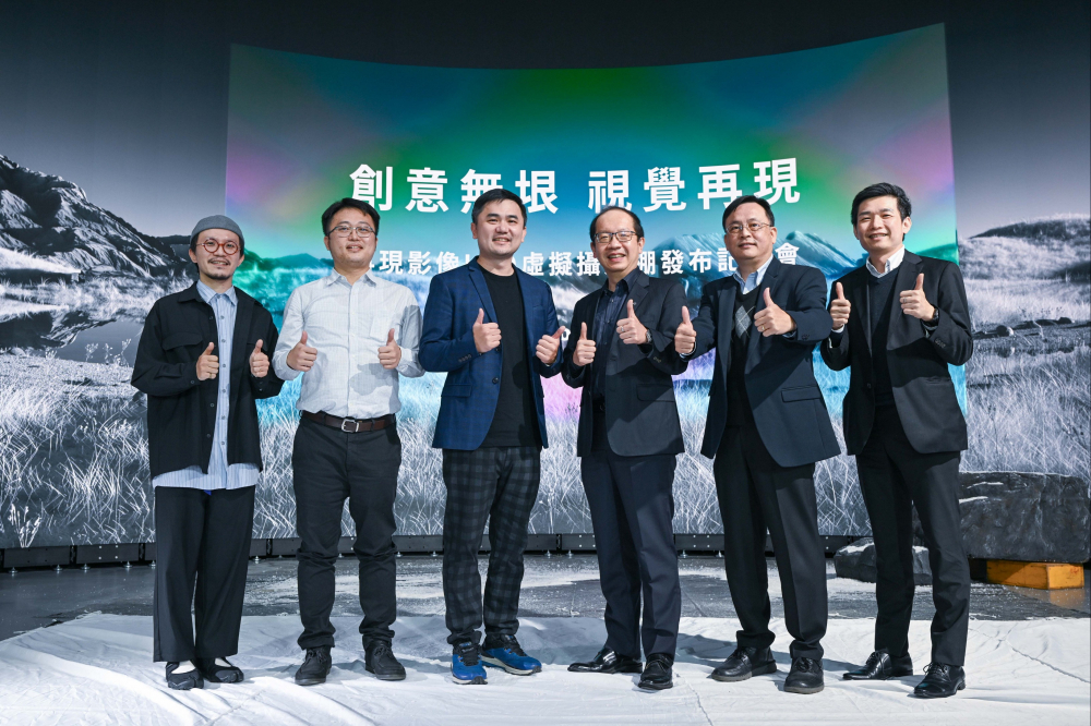PA視訊光電與再現(xiàn)影像攜手，於中影製片廠建置全臺(tái)首座提供嶄新一站式整合服務(wù)的LED虛擬製作攝影棚（圖左至右：再現(xiàn)影像視覺總監(jiān)郭憲聰、再現(xiàn)影像營(yíng)運(yùn)總監(jiān)黃棨雋、再現(xiàn)影像藝術(shù)總監(jiān)與導(dǎo)演紀(jì)柏舟、PA視訊光電技術(shù)長(zhǎng)廖唯倫、PA視訊光電系統(tǒng)設(shè)計(jì)製造服務(wù)事業(yè)總部副總經(jīng)理曾天龍、PA視訊光電系統(tǒng)產(chǎn)品事業(yè)資深處長(zhǎng)蘇聖倫）