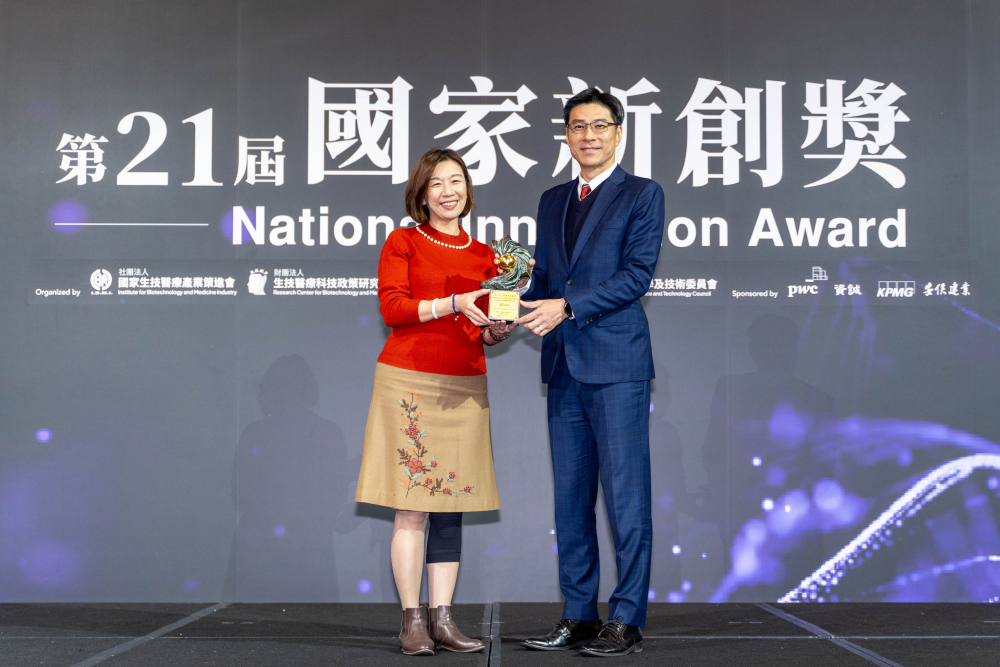 PA視訊旗下子公司PA視訊耘康與達擎分別以「中醫(yī)數(shù)位化檢測解決方案」及「寬視角3D醫(yī)療顯示器」獲得第二十一屆國家新創(chuàng)獎「智慧醫(yī)療與健康科技」類別的「企業(yè)新創(chuàng)獎」與「國家新創(chuàng)精進獎」兩項殊榮。圖左為衛(wèi)生福利部政務(wù)次長林靜儀、圖右為PA視訊光電智慧醫(yī)療事業(yè)群總經(jīng)理廖世宏